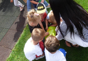 Dzieci odnalazły ukryty skarb na przedszkolnym placu zabaw